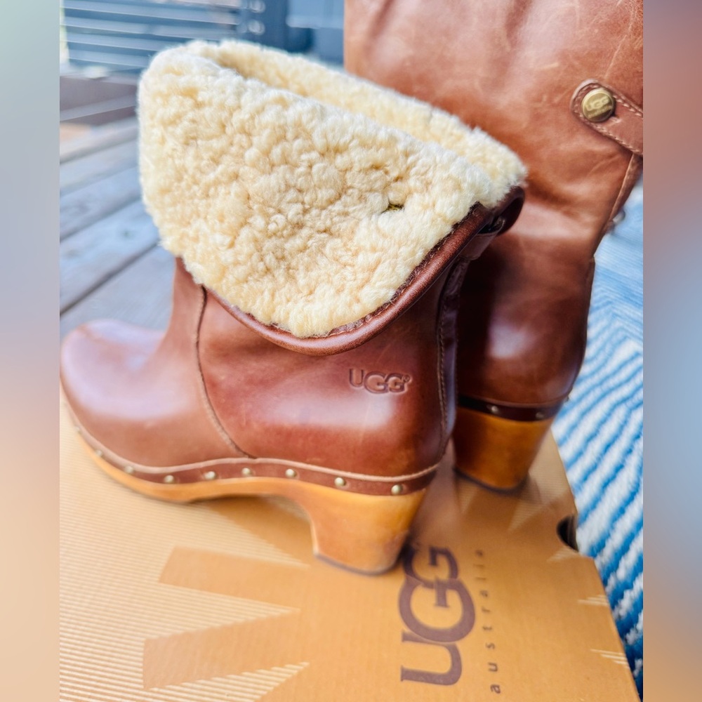 UGG Australia leather Lynnea Shearling lined Clogs